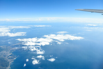 Naklejka na ściany i meble 飛行機から眺める沖縄の美しい海の風景