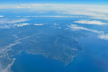飛行機から眺める沖縄の美しい海の風景