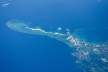 Obraz na płótnie Canvas 飛行機から眺める沖縄の美しい海の風景