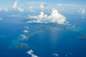 Fototapeta na wymiar 飛行機から眺める沖縄の美しい海の風景