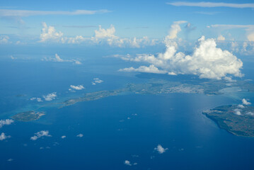 Naklejka na ściany i meble 飛行機から眺める沖縄の美しい海の風景