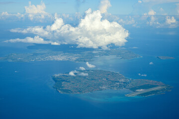 Fototapeta na wymiar 飛行機から眺める沖縄の美しい海の風景