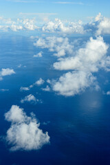 Obraz premium 飛行機から眺める沖縄の美しい海の風景