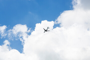 푸른 하늘과 구름속에 담긴 비행기