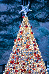 푸른 새벽의 느낌을 담은 대형 크리스마스 트리