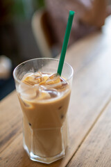 나무 테이블위에 놓여진 얼음이 가득한 믹스 커피