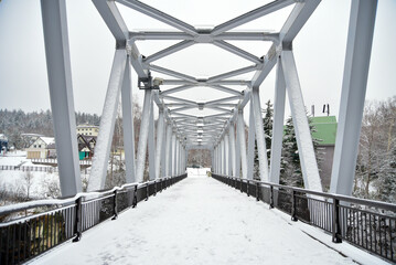 冬になって積雪のある白ひげの滝