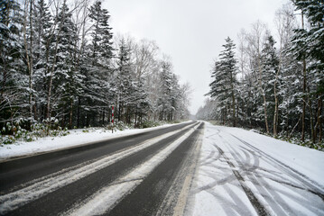 積雪のある道路