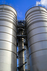 Zwei riesige Bunker, Speicher oder Silos für Industrieelle Rohstoffe.
