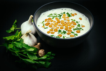Knoblauchcremesuppe mit Backerbsen