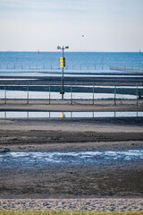 三番瀬の干潟沖を行き交う船（千葉県ふなばし三番瀬海浜公園）
