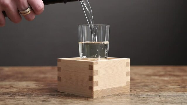 「もっきり」居酒屋でよくある升の中にグラスを置き、日本酒を溢れるギリギリまで注がれるお酌方法