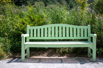 휴식을 위한 공원 내 녹색의자