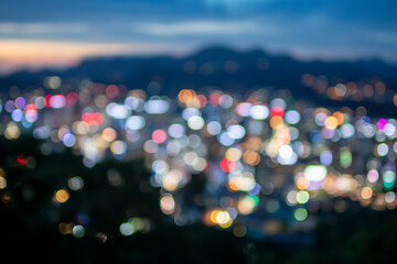 불빛이 가득한 아름다운 도시의 아웃 포커스 풍경