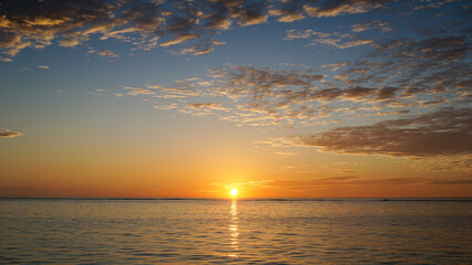 해가 지는 아름다운 노을 빛이 가득한 하늘과 바다