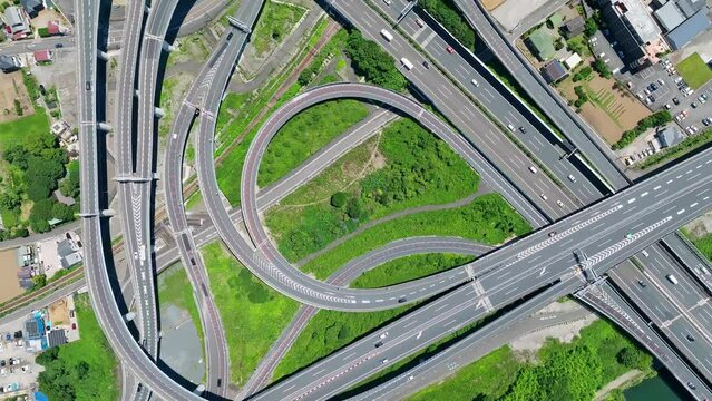 高速道路のジャンクション　真俯瞰　空撮　下降　回転