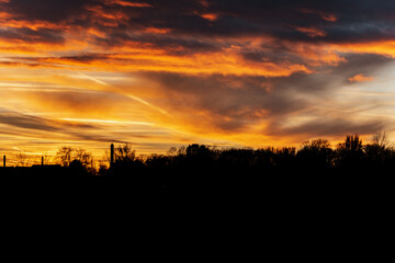 Sonnenuntergang mit Silhouette der Umgebung