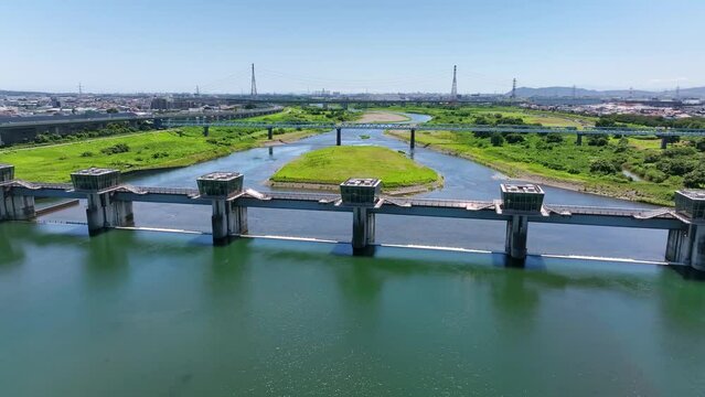 河川堰管理橋　空撮　旋回