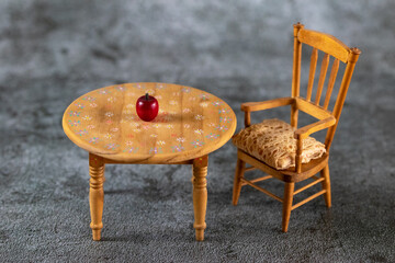 ミニチュア、テーブルの上の赤いりんご