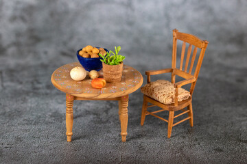 テーブルの上のミニチュア食材、パンと野菜