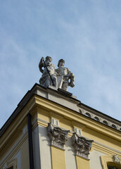 Fototapeta 24.01.2023 Białystok Polska. Piękne historyczne rzeźby na dachu Pałacu Branickich. obraz