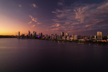 Fototapeta premium A stunning Western Australian sunset over the Perth skyline and the Swan River.