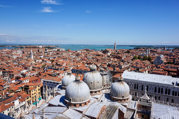 Fototapeta na wymiar 이탈리아 수상도시 베네치아를 내려본 도시 풍경