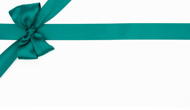 	
N&oelig;ud de ruban de satin pour paquet cadeau de couleur vert, isol&eacute; sur du fond blanc. Arri&egrave;re-plan avec n&oelig;ud en ruban sur fond blanc.	