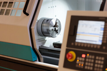 CNC lathe turning machine with spinning spindle