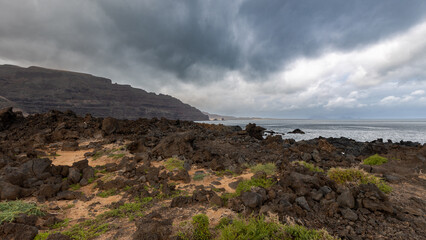 Nubes de tormenta sobre paisaje costero de Lanzarote