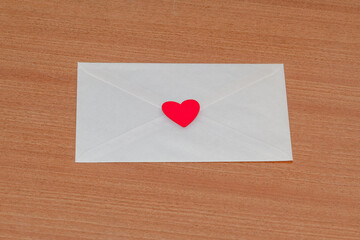 Carta de amor por San Valentín en el interior de un sobre blanco cerrado y sellado con un corazón...