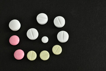 The pills lie in a spiral on the table.