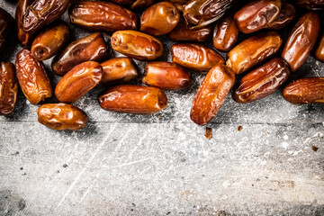 A pile of ripe dates on the table. 
