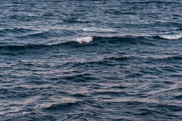 imagen de una ola en el mar, formas efímeras que crea la naturaleza