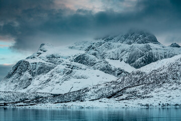 Obraz premium Sunny winter day in norwegian mountains and epic view, Norway. Amazing landscape in Lofoten. Lovely clouds and blue sky.
