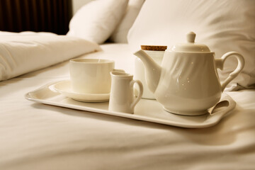 Fototapeta na wymiar 寝心地の良いベットと寝起きに飲むの紅茶