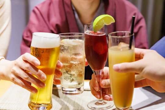 温泉宿で夕食時に飲む美味しそうなアルコール飲料とジュース