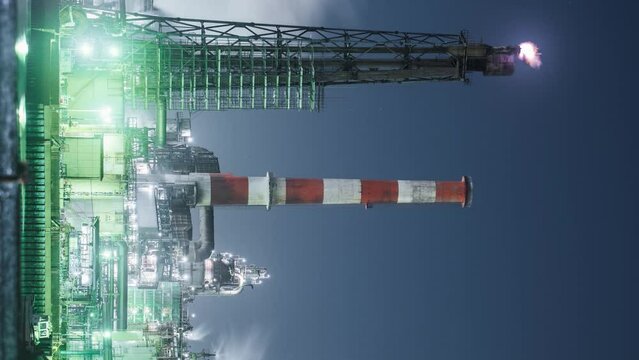【神奈川県・川崎市】（縦動画）工場夜景　石油コンビナート　タイムラプス映像　パンレフト　
Night view of the factory. Oil complex - Kanagawa, Japan - vertical time lapse video - pan left