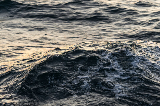 imagen de las formas ef&iacute;meras que crea el mar con sus olas 