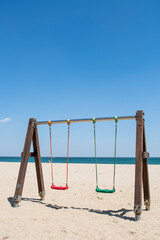 시원한 바닷가 앞에 놓여진 그네