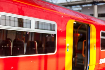 Foto op Plexiglas 빨간색 열차 배경, 백그라운드 아웃포커스 이미지 © BRS images