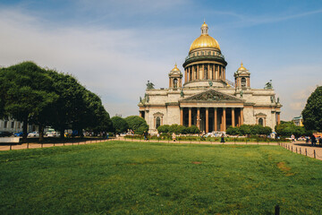 Naklejka premium Panoramic view on Saint Isaac's Cathedral. Isaakievskiy Sobor with green lawn in summer, St. Petersburg, Russia. High quality photo