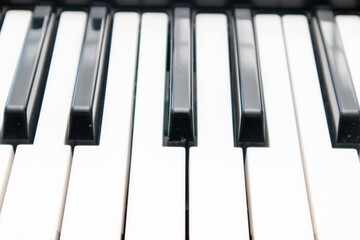 Naklejka premium Synthesizer keyboard with black and white keys