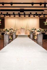 세로 앵글로 담긴 결혼식장 풍경