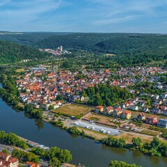 Fototapeta na wymiar Ausblick auf Kreuzwertheim am bayerischen Main-Ufer