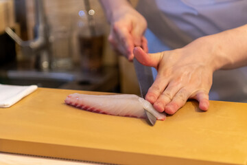 Obraz na płótnie Canvas 싱싱한 생선을 다듬는 요리사의 손. 