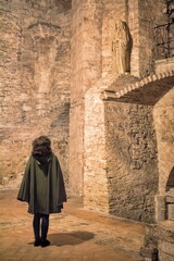 perugia, italien - rocca paolina mit frau vor marienbild