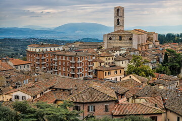 Obraz premium perugia, italien - dächermeer mit san domenico