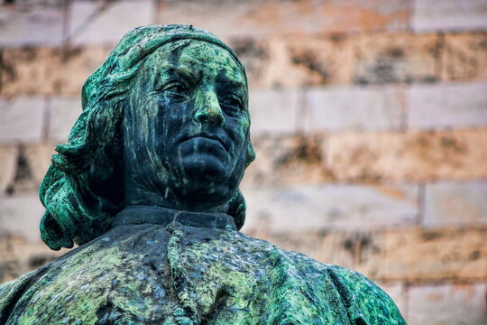perugia, italien - verwitterte statue des malers perugino
