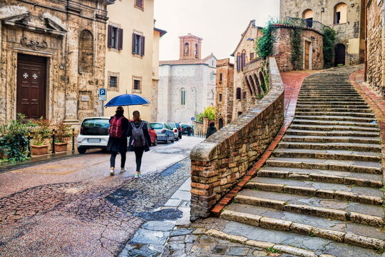 perugia, italien - spaziergang im regen in der altstadt